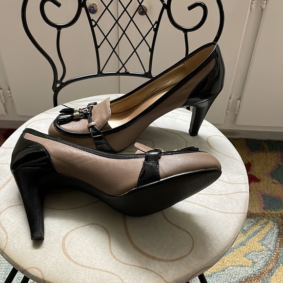 Joan & David Taupe & Black Leather/Patent Pumps - Picture 2 of 8
